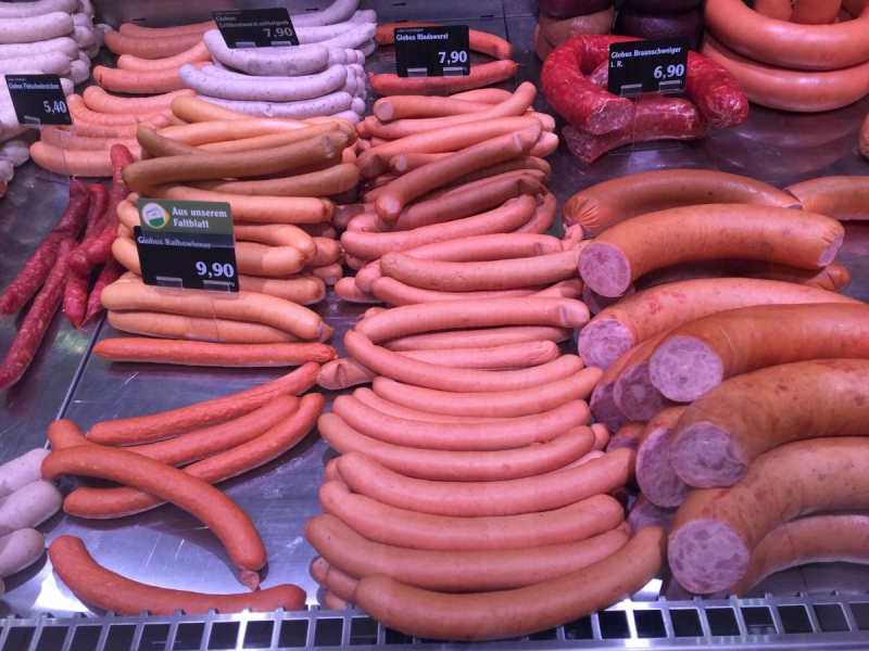 charcuterie-POURRIERES-min_sausages_meat_butchery-1069321